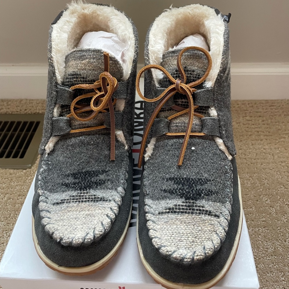 Minnetonka  Torrey Lace Up Bootie. Sz 8